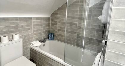 Super City Centre Location - Sleeps 5