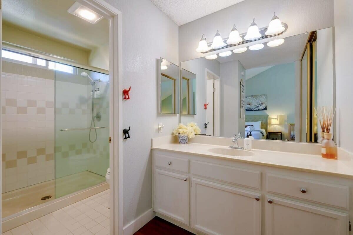 House (4 Bedrooms) | Bathroom | Shower, hair dryer, towels, soap
