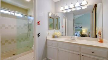 House (4 Bedrooms) | Bathroom | Shower, hair dryer, towels, soap