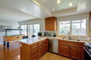 Nhà (4 Bedrooms) | Bếp riêng | Lò vi sóng, lò nướng, dụng cụ pha cà phê/trà