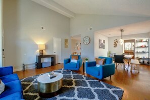 Rumah (4 Bedrooms) | Area keluarga | Perapian dan foosball