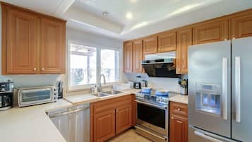 House (4 Bedrooms) | Private kitchen | Microwave, oven, coffee/tea maker