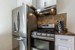 Casa Confort (2 Bedrooms) | Cocina privada | Microondas, horno, cafetera de espresso y cafetera y tetera 