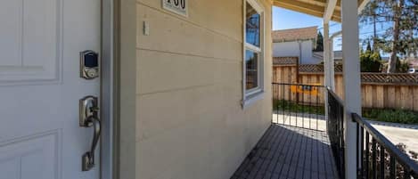 บ้านคอมฟอร์ท (2 Bedrooms) | ลานระเบียง/นอกชาน