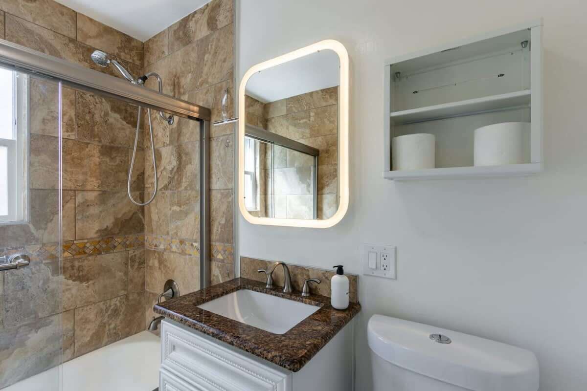 Comfort House (2 Bedrooms) | Bathroom | Towels, soap, shampoo, toilet paper