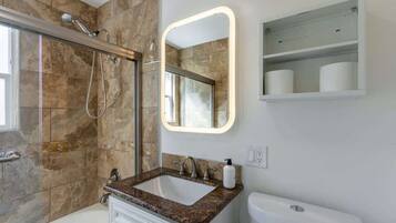 Comfort House (2 Bedrooms) | Bathroom | Towels, soap, shampoo, toilet paper