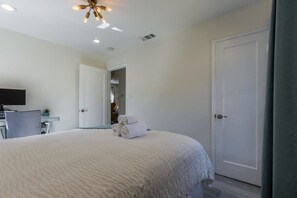 2 bedrooms, desk, laptop workspace, iron/ironing board - @ Marbella Lane - Convenient Home 9-min to Levi's (Sunnyvale)