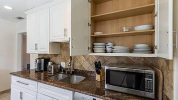 House (2 Bedrooms) | Private kitchen | Microwave, oven, coffee/tea maker, toaster