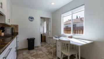 舒适独立别墅 (2 Bedrooms) | 2 多间卧室、办公桌、笔记本电脑工作区、熨斗/熨衣板