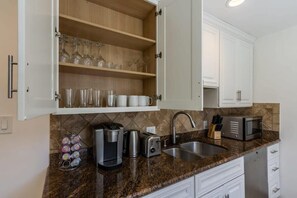 Comfort House (2 Bedrooms) | Private kitchen | Microwave, oven, espresso maker, coffee/tea maker
