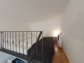 Desk, iron/ironing board, WiFi, bed sheets