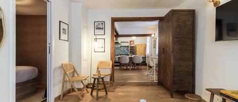 Tabla de planchar con plancha, wifi gratis y ropa de cama