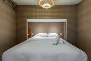 Iron/ironing board, free WiFi, bed sheets - Chic Old Town Apartment (Niza)