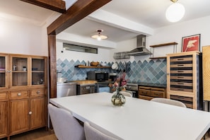 Microwave, oven, dishwasher, coffee/tea maker - Chic Old Town Apartment (Niza)
