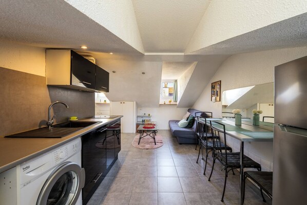 Fridge, microwave, oven, coffee/tea maker