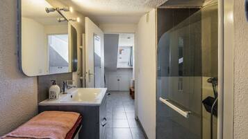 Shower, towels