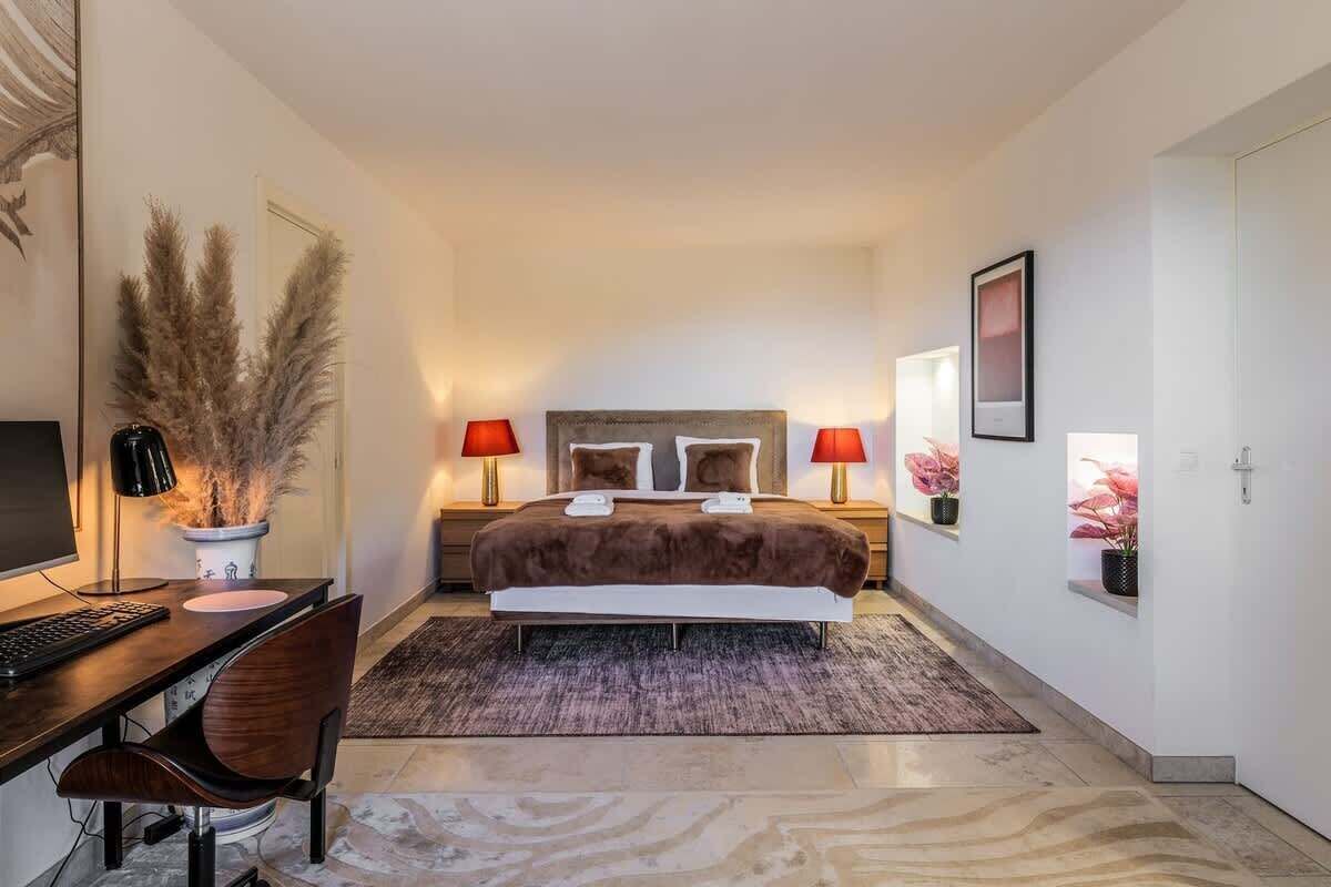 4 bedrooms, desk, iron/ironing board, WiFi (free)