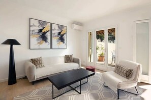 TV, offices - Elegance, serenity, and exceptional views over the bay (Villefranche-sur-Mer)
