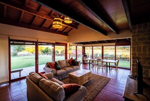 TV, fireplace, books - MONTE DA RAPOSINHA Wine Tourism, Montargil (Montargil)