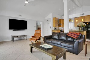 Televisión y chimenea