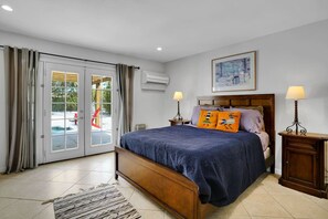 4 bedrooms, desk, iron/ironing board, WiFi - Casa Chiquita: HUGE Backyard, Heated Pool & Spa (Palm Springs)