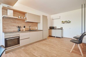 Kylskåp, mikrovågsugn, ugn och diskmaskin