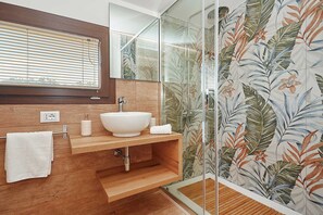 Dusche, Haartrockner, Bidet, Handtücher