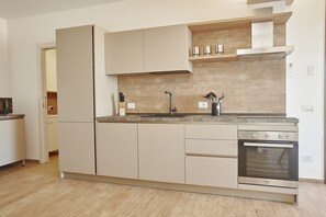 Kühlschrank, Mikrowelle, Ofen, Geschirrspüler