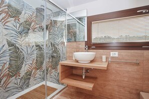 Shower, hair dryer, bidet, towels