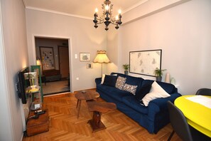 Appartement, balcon | Coin séjour | Télévision à écran plat de 32 pouces avec chaînes numériques