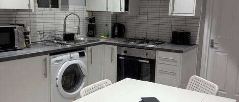 Frigorífic, microones, forn i placa de cuina