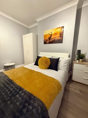 2 chambres, fer et planche à repasser, Wi-Fi, draps fournis