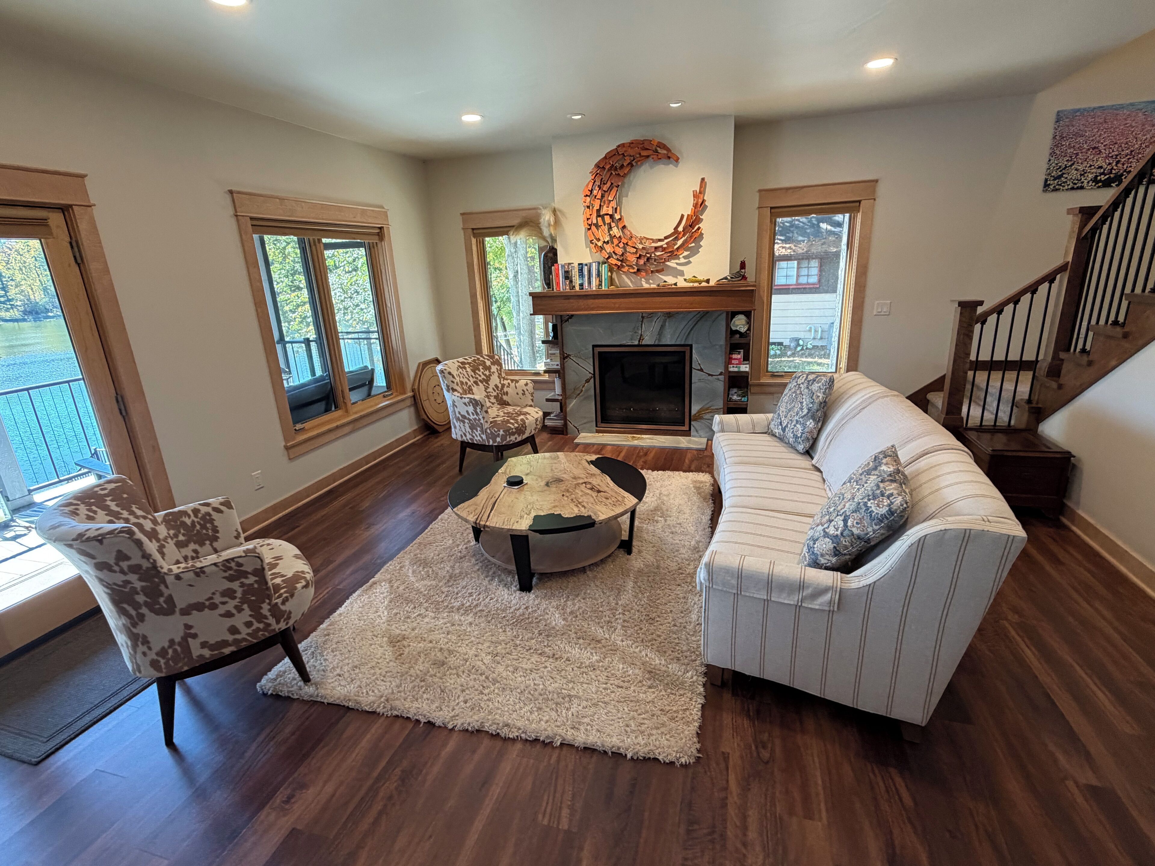 TV connectée, cheminée, livres, chaîne hi-fi