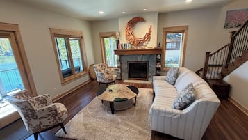 TV connectée, cheminée, livres, chaîne hi-fi