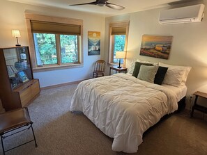 4 chambres, bureau, fer et planche à repasser, lit parapluie