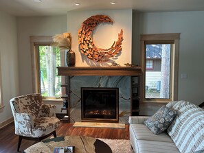 Smart TV, fireplace, books, stereo
