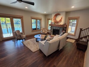 Smart TV, fireplace, books, stereo