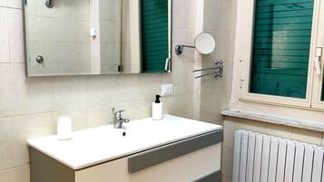 Doccia, asciugacapelli, bidet, asciugamani