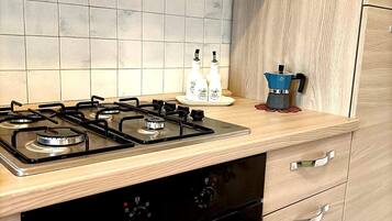 Frigorifero, microonde, forno, piano cottura