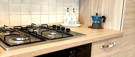 冷蔵庫、電子レンジ、オーブン、コンロ