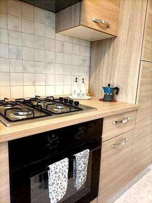 Fridge, microwave, oven, stovetop - Interamna House, entire 97sqm apartment in the center of Terni, free parking (Terni)