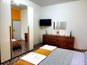 2 bedrooms, iron/ironing board, WiFi, bed sheets - Interamna House, entire 97sqm apartment in the center of Terni, free parking (Terni)