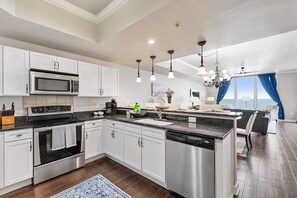 Kylskåp, mikrovågsugn, ugn och spishäll