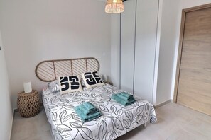 3 bedrooms, iron/ironing board, WiFi, bed sheets
