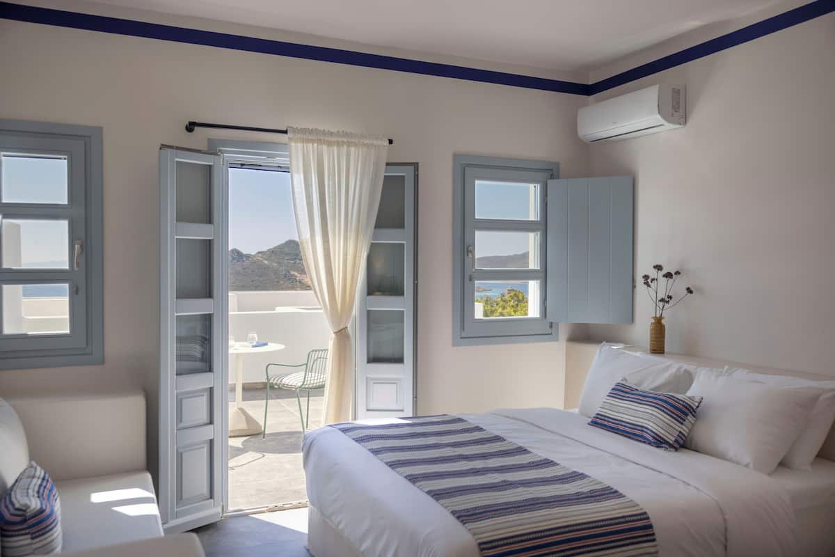 Junior Studio Suite | In-room safe, iron/ironing board, free WiFi