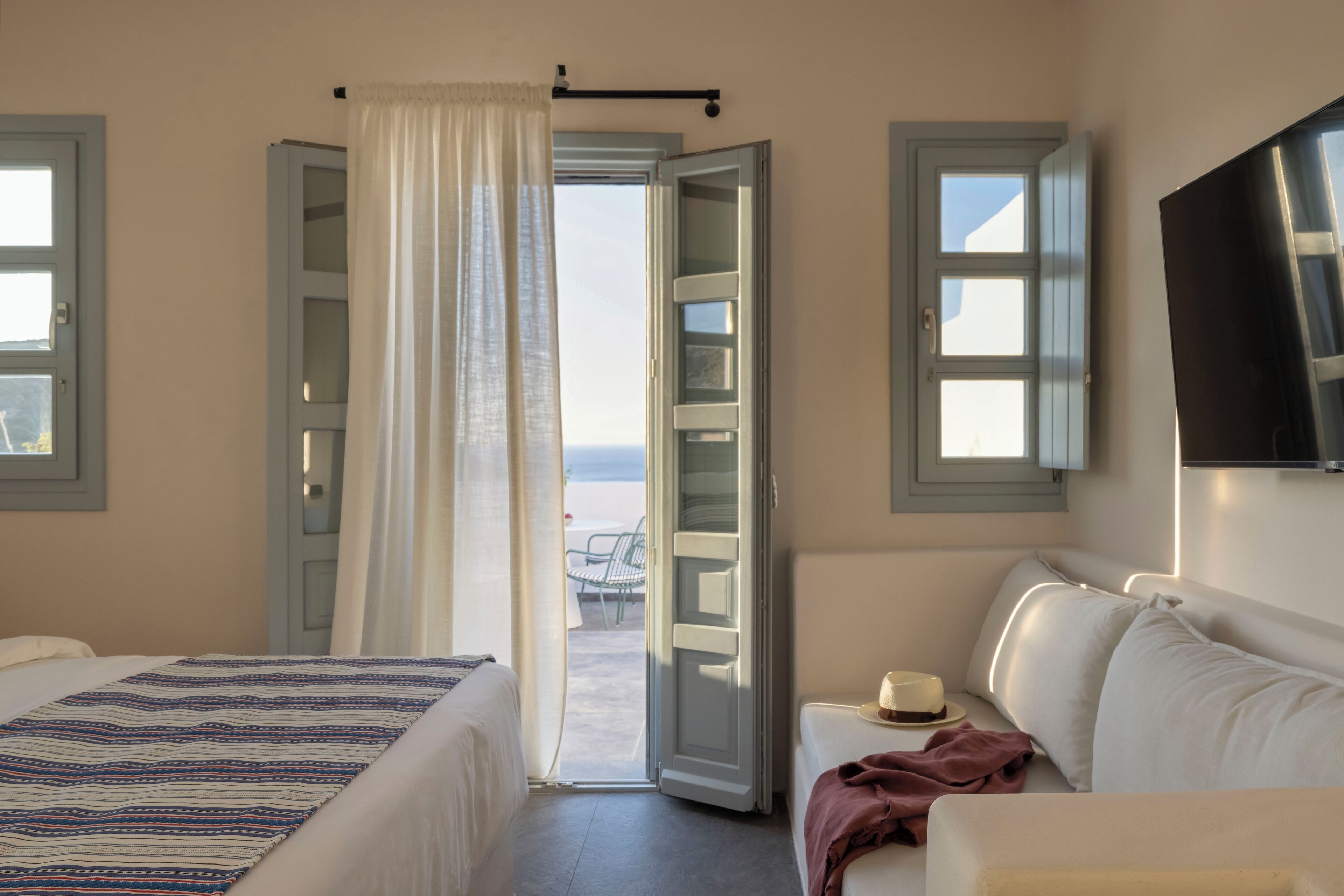 Caja de seguridad en la habitación y tabla de planchar con plancha 