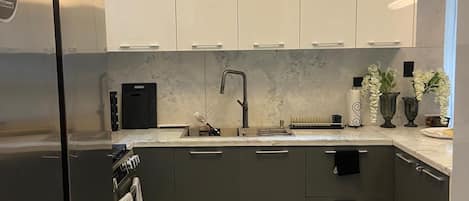 Réfrigérateur, four, plaque de cuisson, lave-vaisselle
