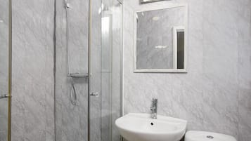 Ducha, toallas, shampoo, papel higiénico