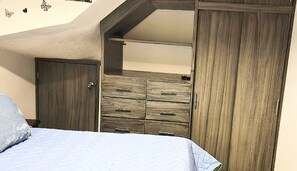 1 dormitorio, tabla de planchar con plancha, ropa de cama