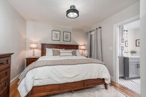 3 bedrooms, iron/ironing board, WiFi, bed sheets - Beautiful Colonial Charmer (Salem)